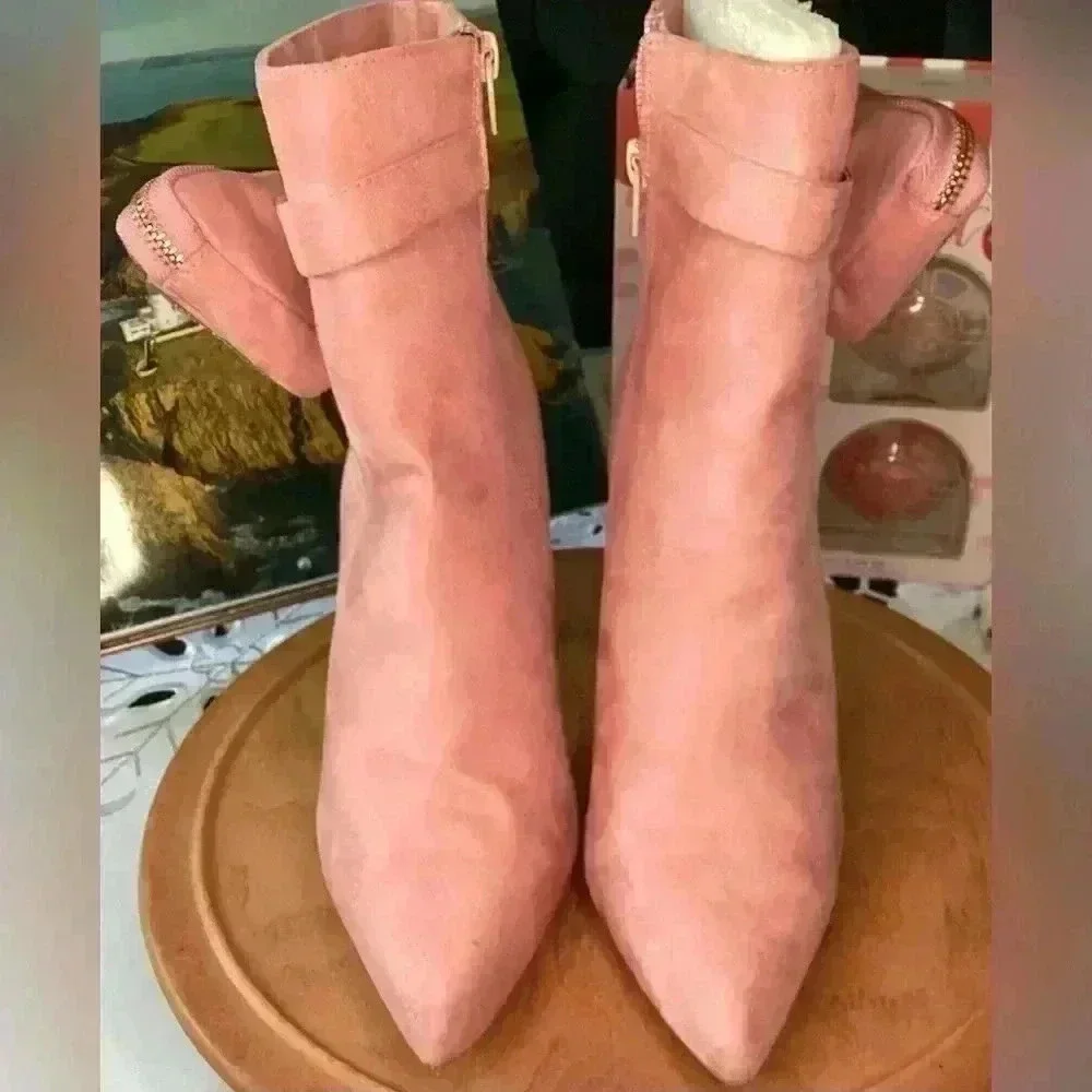 Rouge Helium NWOT Pink high heel booties with little zipper pouch Size 6.5barbie